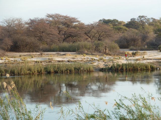 519-grensgebied-Botswana-32.jpgAan de overkant ligt Angola. Een Angolees komt water halen.jpg - Aan de overkant ligt Angola. Een Angolees komt water halen.